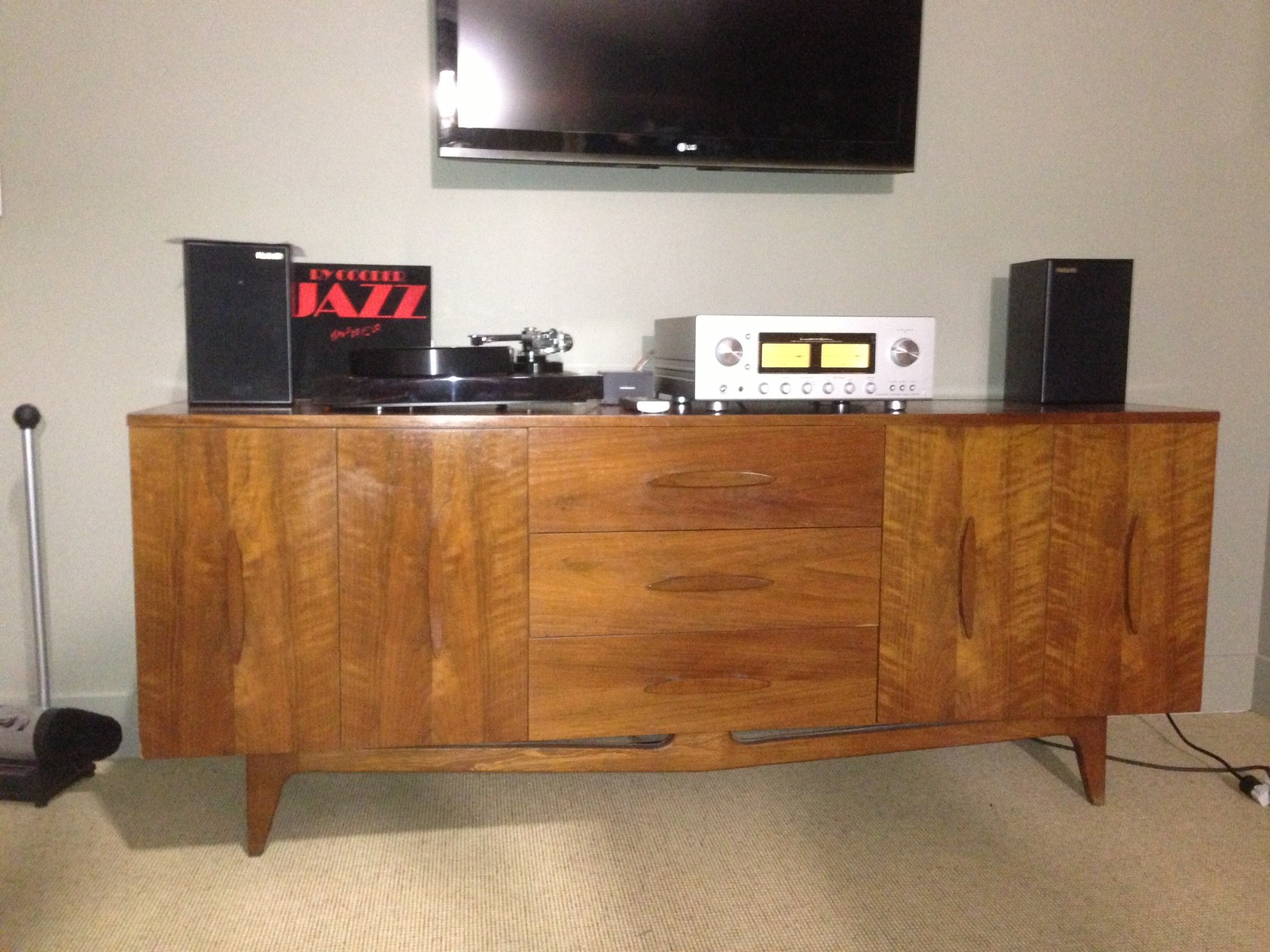 stereo system in Don Cheadle's bedroom