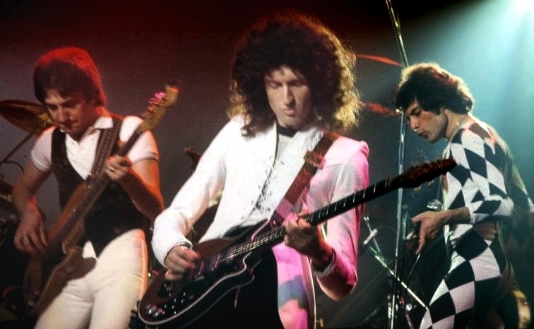 Queen performing 1977